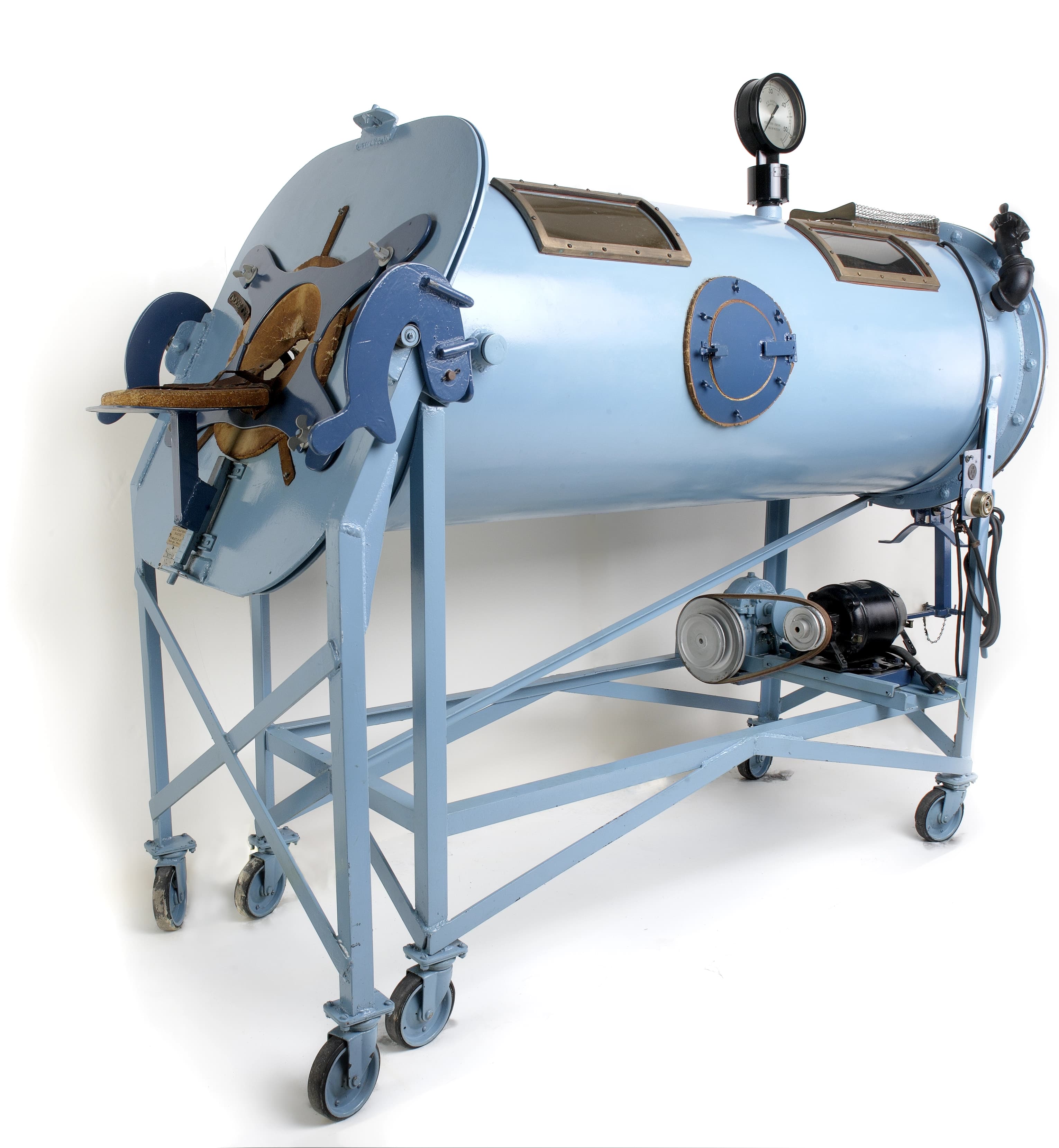 An early version of the iron lung built in 1931.